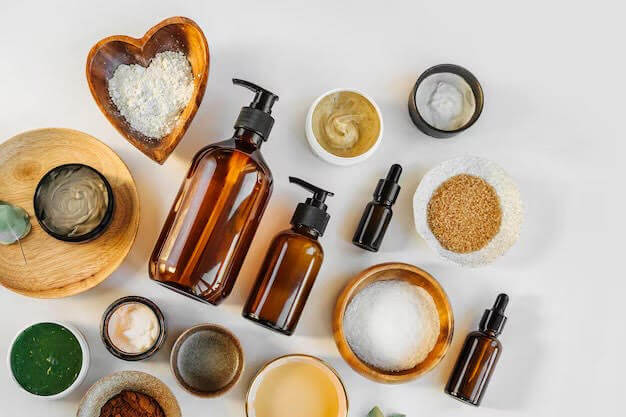 Photo de produits cosmétiques, utilisés par Justine, fondatrice de Mains Lumineuses